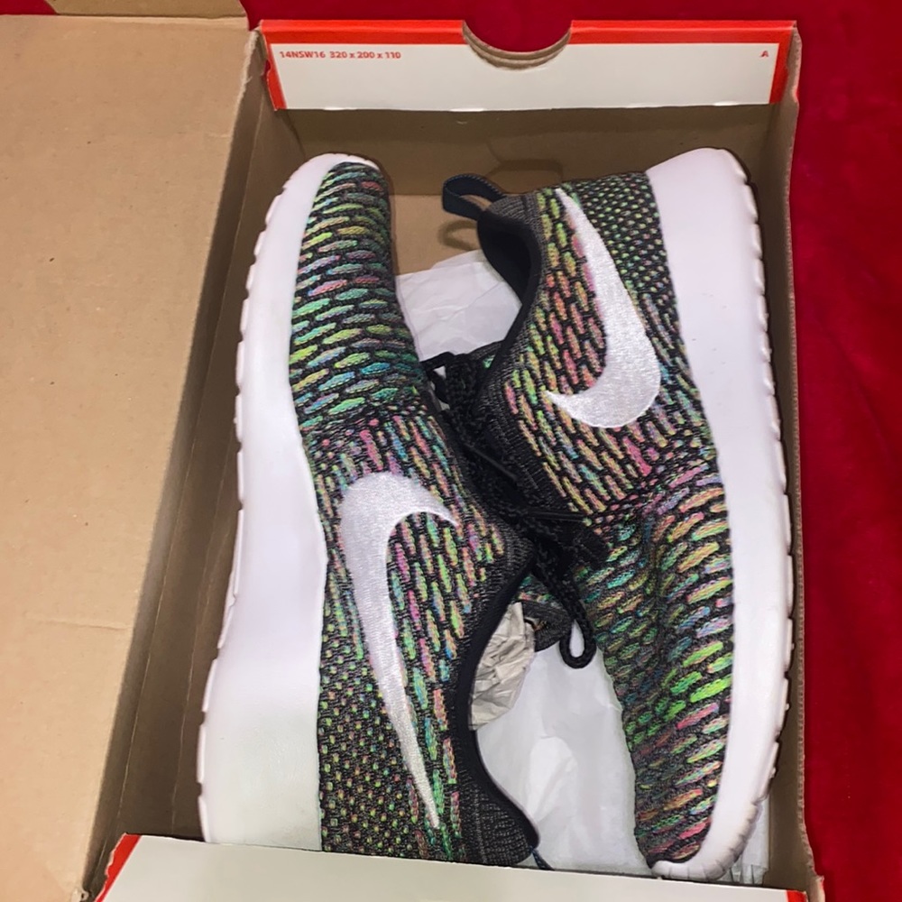 Nike rosherun flyknit multicolor womens 8.5